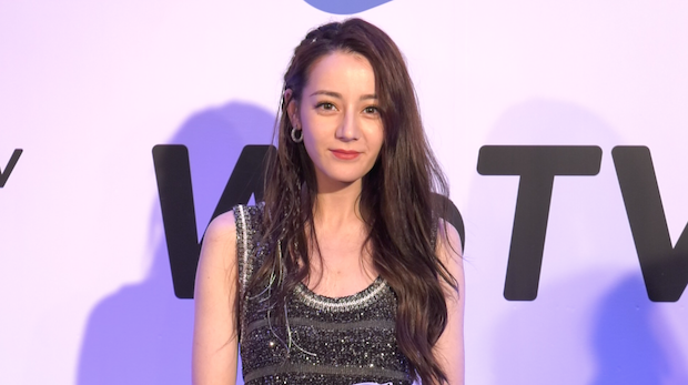 สวยแจ่ม EQ สูง!! นางเอกจีน 'ตี๋ลี่เร่อปา’ ไม่หวั่นแม้เกรียนคีย์บอร์ดป่วนกลางไลฟ์สด