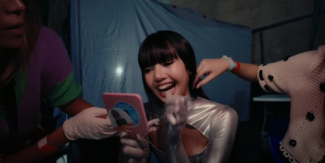 เปิดคลิปเบื้องหลัง ก่อนจะเป็น MV เพลง ROCKSTAR ของ “ลิซ่า” BLACKPINK เปิดคลิปเบื้องหลัง ก่อนจะเป็น MV เพลง ROCKSTAR ของ “ลิซ่า” BLACKPINK