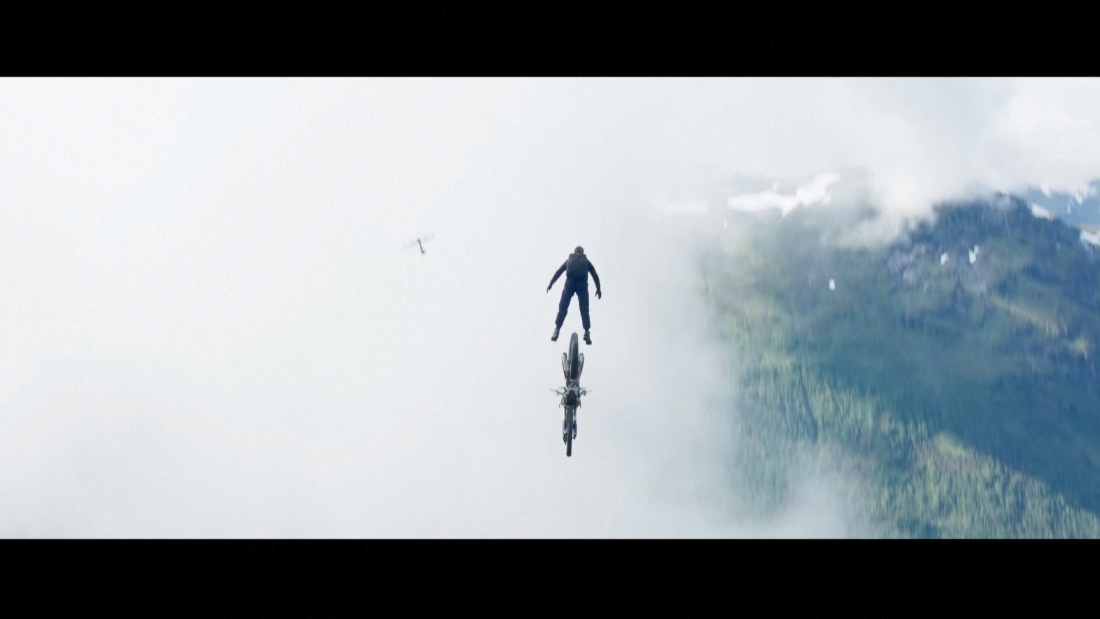 หวาดเสียวสุดๆ!! 'ทอม ครูซ' ซิ่งสองล้อข้ามสะพานขาดดิ่งหน้าผาใน Mission: Impossible 7