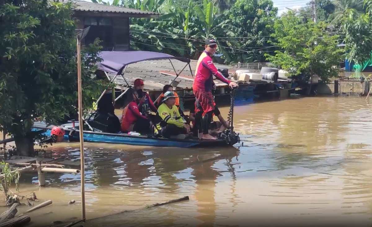 อ.แม่พริก อ่วม แม่น้ำวังล้นท่วมสูง 3 เมตร อ.แม่พริก อ่วม แม่น้ำวังล้นท่วมสูง 3 เมตร