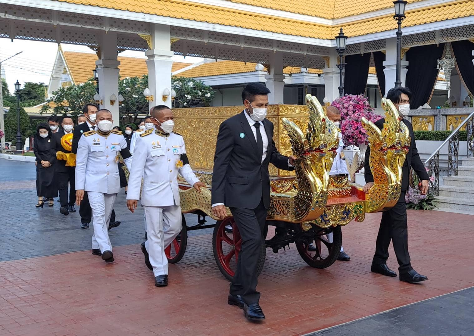 ไว้อาลัยและร่วมส่ง สมบัติ เมทะนี ในพิธีพระราชทานเพลิงศพ ไว้อาลัยและร่วมส่ง สมบัติ เมทะนี ในพิธีพระราชทานเพลิงศพ