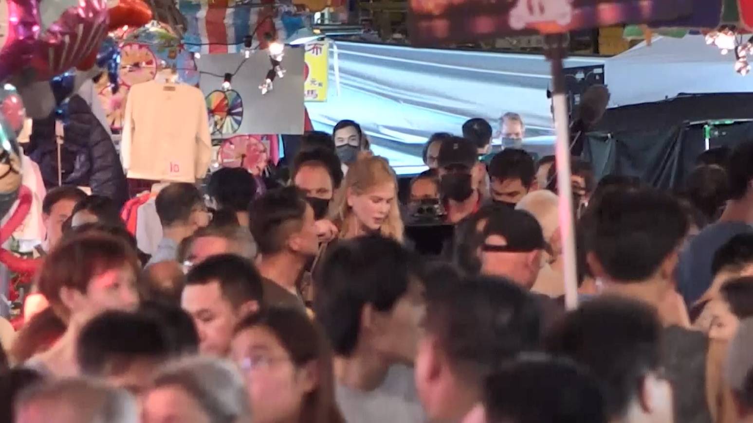 นิโคล คิดแมน เดินตลาดกลางคืนท่ามกลางผู้คนทั้งๆที่ไม่ได้กักตัวตามมาตรการ นิโคล คิดแมน เดินตลาดกลางคืนท่ามกลางผู้คนทั้งๆที่ไม่ได้กักตัวตามมาตรการ