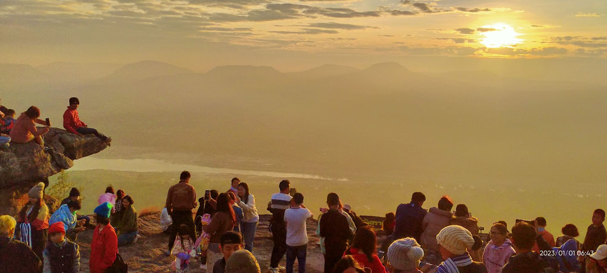 เปิดภาพแสงแรกแห่งปี 2566 “ผาชะนะได” งดงามสุขสันต์วันปีใหม่ 
