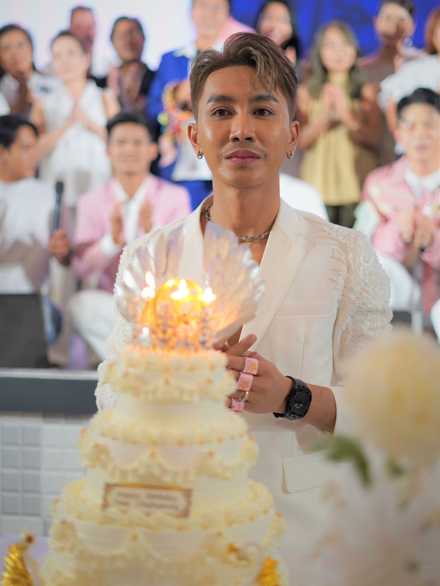 แฟนคลับ ตรี ชัยณรงค์ เปย์หนัก! มอบปีกมาลัยเงินล้าน ฉลองวันเกิดอายุครบ 36 ปี