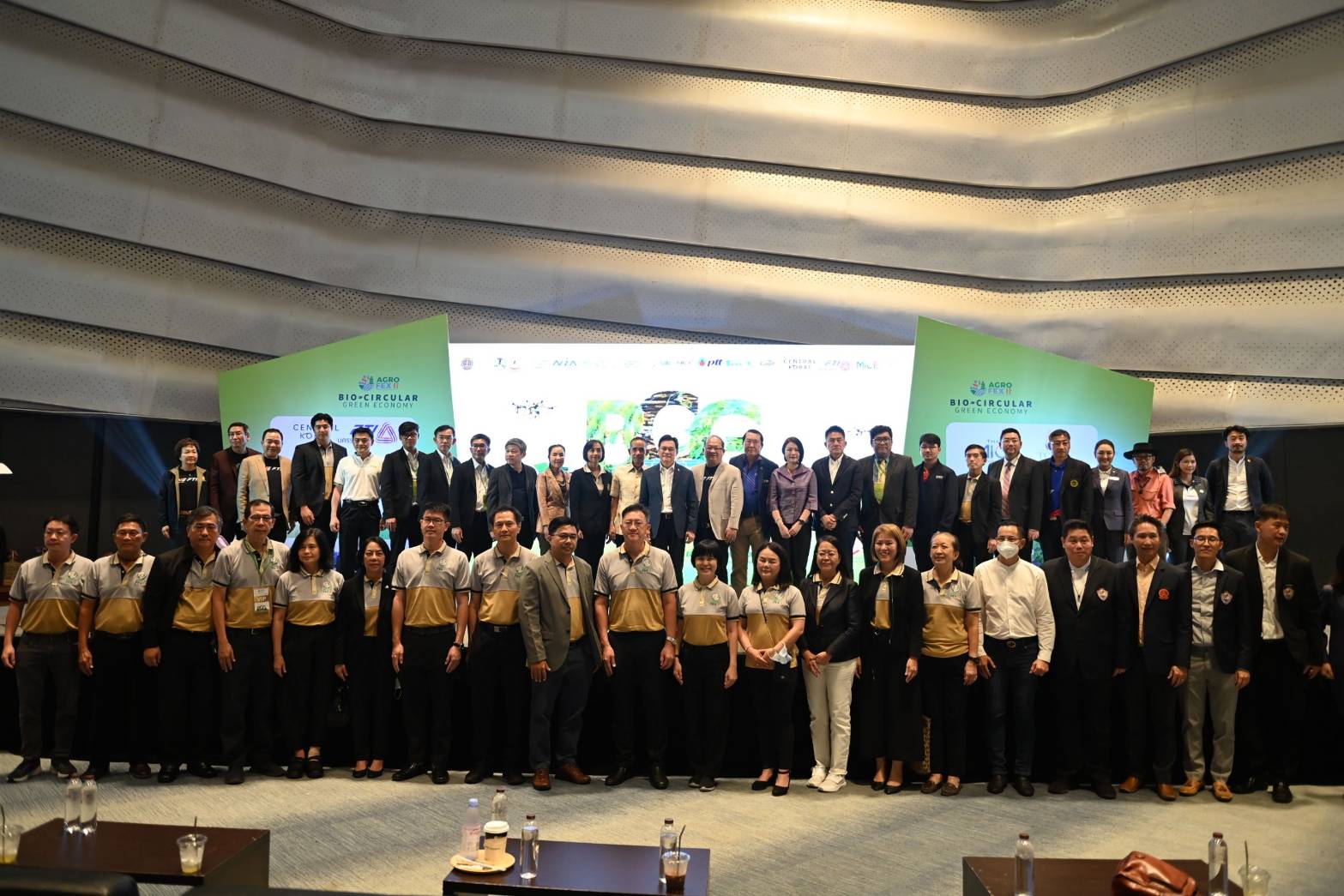 จุรินทร์เปิดงาน Agro-FEX2022 ย้ำสินค้าเกษตรไทยยังโดดเด่นบนตลาดโลก จุรินทร์เปิดงาน Agro-FEX2022 ย้ำสินค้าเกษตรไทยยังโดดเด่นบนตลาดโลก