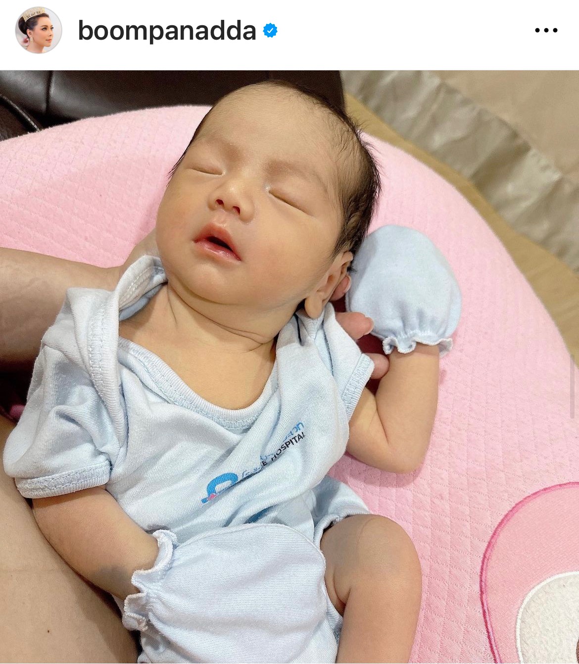 บุ๋ม ปนัดดา เดินหน้าทำงานหลังคลอด น้องอเล็กซ์ พร้อมฝากสื่อมวลชนพาลูกชายเข้าวงการ บุ๋ม ปนัดดา เดินหน้าทำงานหลังคลอด น้องอเล็กซ์ พร้อมฝากสื่อมวลชนพาลูกชายเข้าวงการ