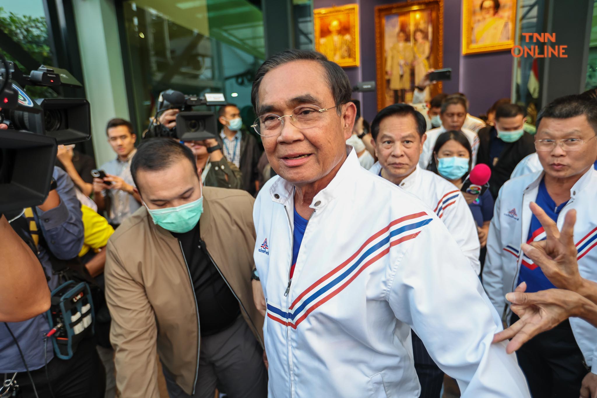 นายก เข้าพรรค รทสช. ครั้งแรก สวมเสื้อรับอดีต ส.ส. เข้าพรรคระดับเกรดเอ นายก เข้าพรรค รทสช. ครั้งแรก สวมเสื้อรับอดีต ส.ส. เข้าพรรคระดับเกรดเอ