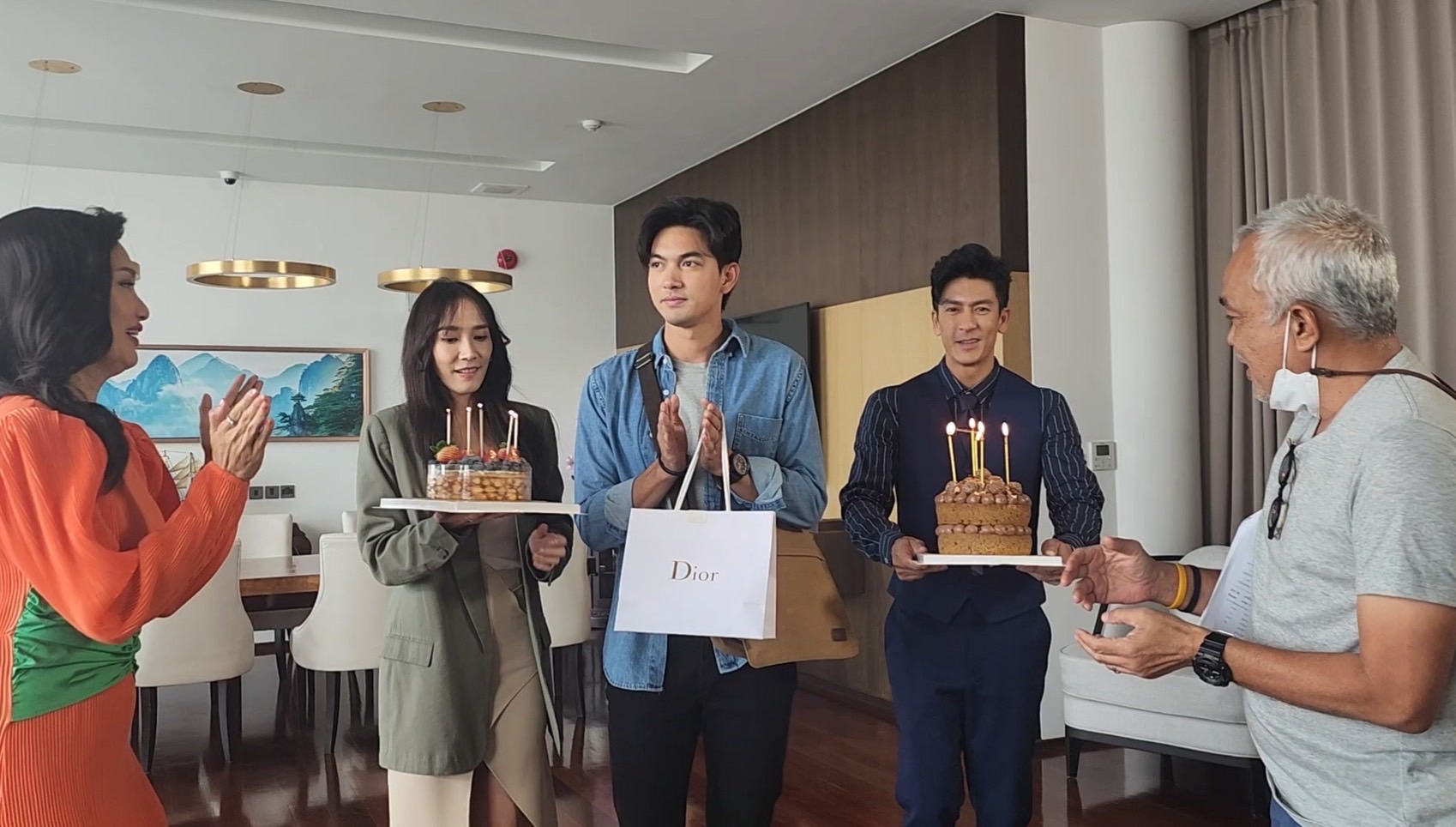 เข้ม หัสวีร์ปลื้มหนัก! ติ๊ก-อั้ม ยกเค้กเซอร์ไพรส์วันเกิดกลางกองละคร