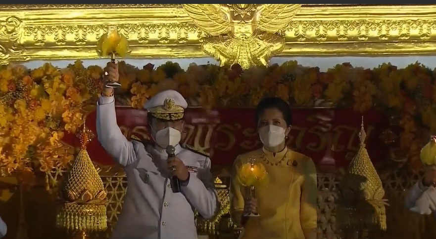 นายกฯ นำจุดเทียนถวายพระพรชัยมงคล วันเฉลิมพระชนมพรรษา พระบาทสมเด็จพระเจ้าอยู่หัว