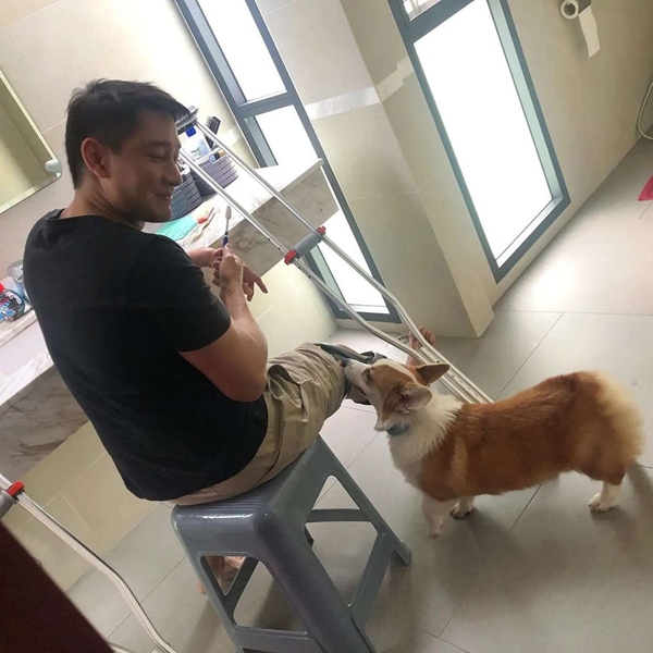 ป้อง ณวัฒน์ ผ่าตัดหัวเข่า พักฟื้นนานเป็นเดือน ป้อง ณวัฒน์ ผ่าตัดหัวเข่า พักฟื้นนานเป็นเดือน