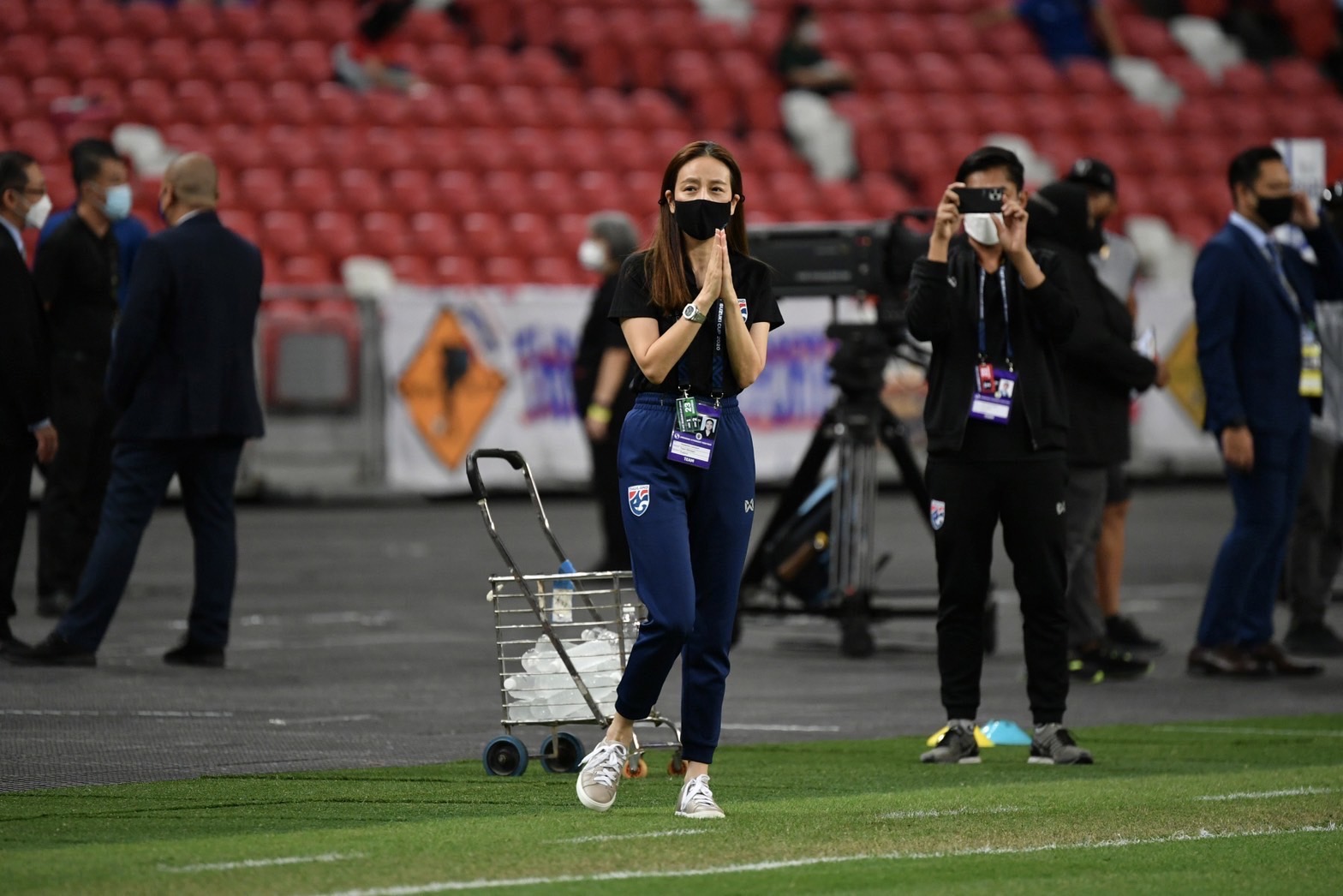 รวมภาพ 'มาดามแป้ง' กับทบาท 'ผจก.ทีมชาติไทย' นัดเอาชนะเวียดนาม 2-0