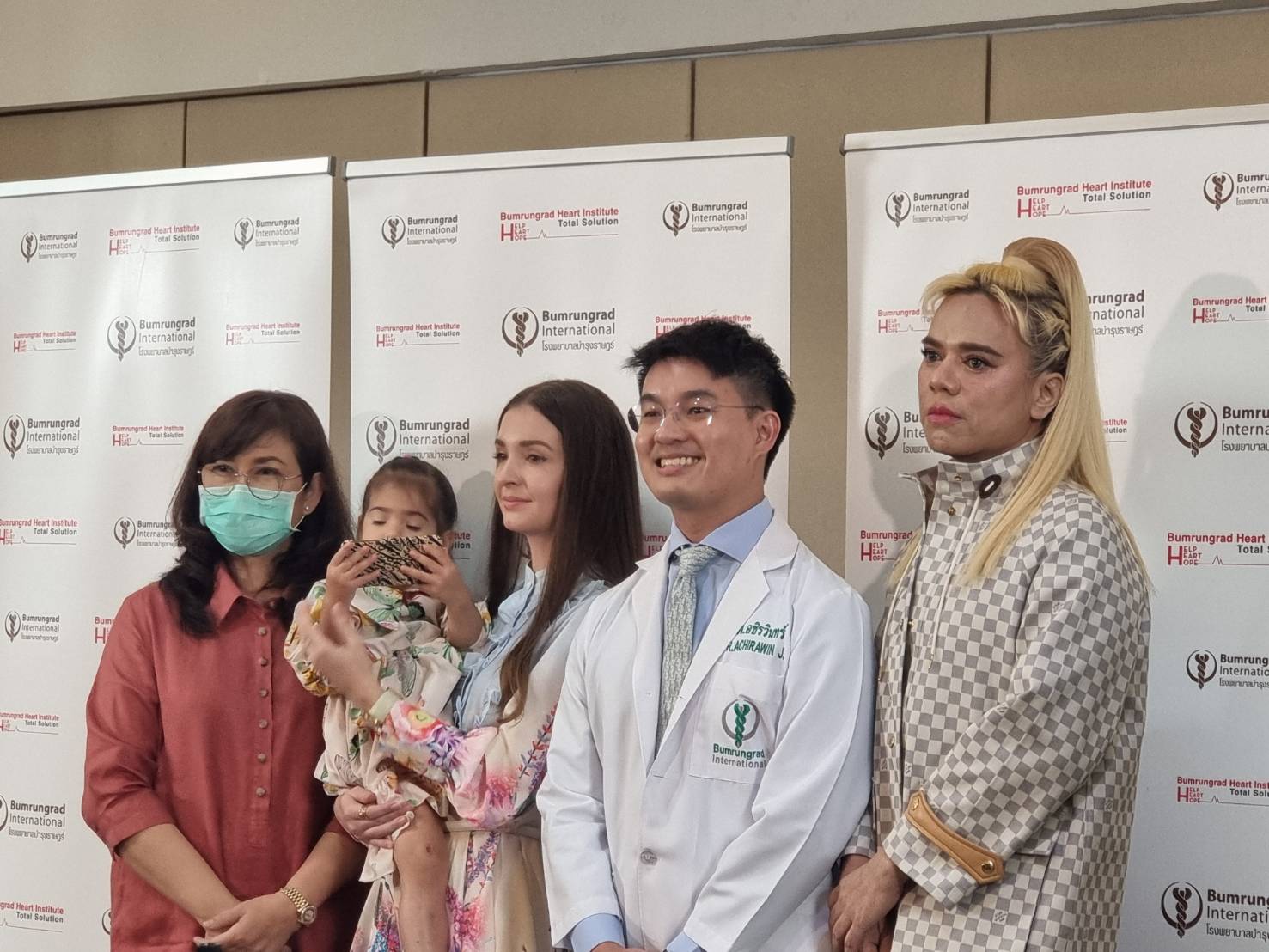 พ้นวิกฤต สื่อสารได้ ครอบครัว เอส กันตพงศ์ ตั้งโต๊ะแถลงอาการล่าสุดพร้อมทีมแพทย์ 