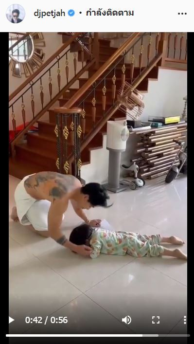 โมเมนต์อบอุ่น นิวเคลียร์ พาลูกชายกราบเท้าพ่อ เพชรจ้า สุดหัวใจ