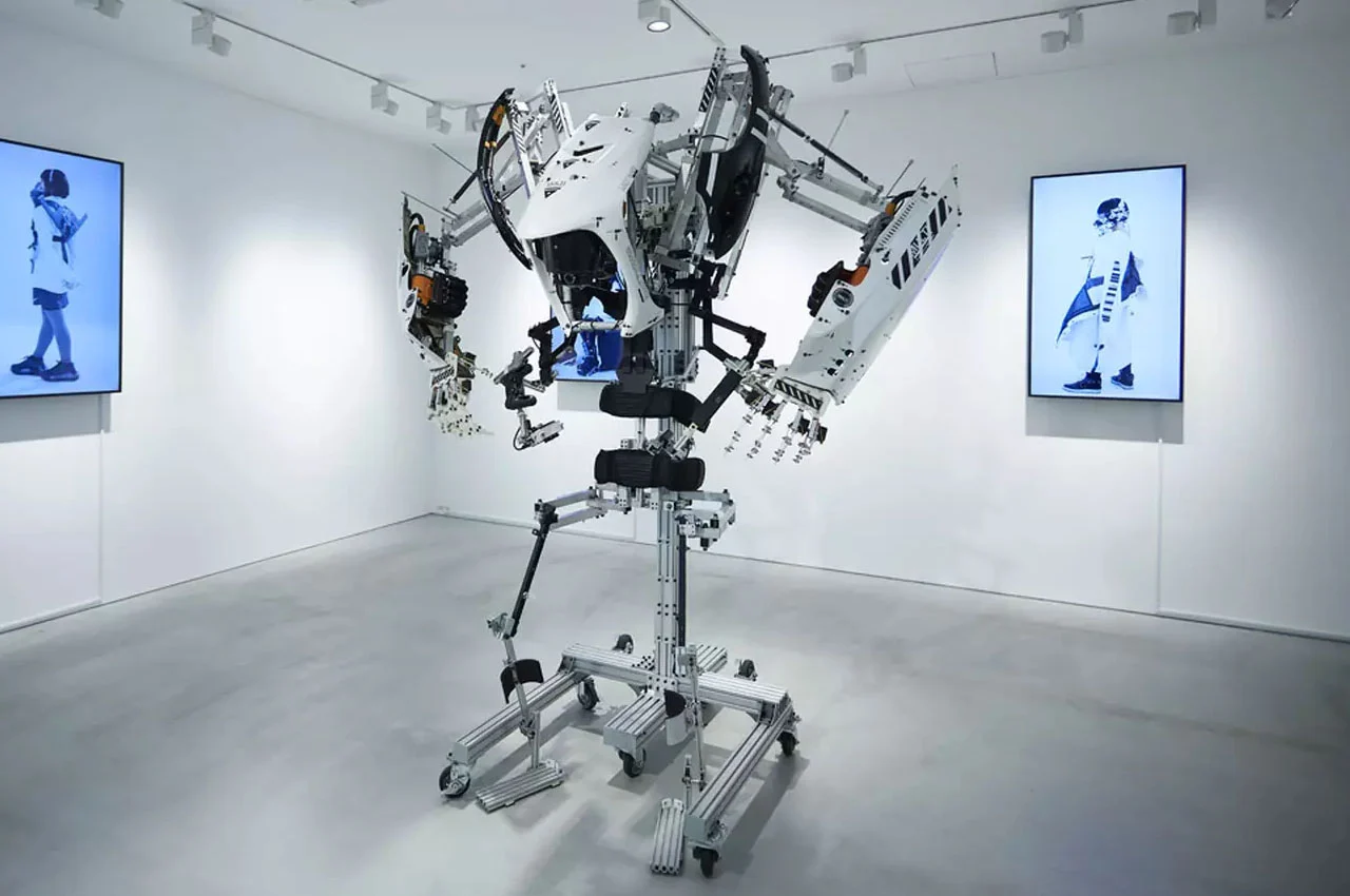 แฟชั่นญี่ปุ่นยุคใหม่... ชุดและหน้ากากสุดไฮเทค