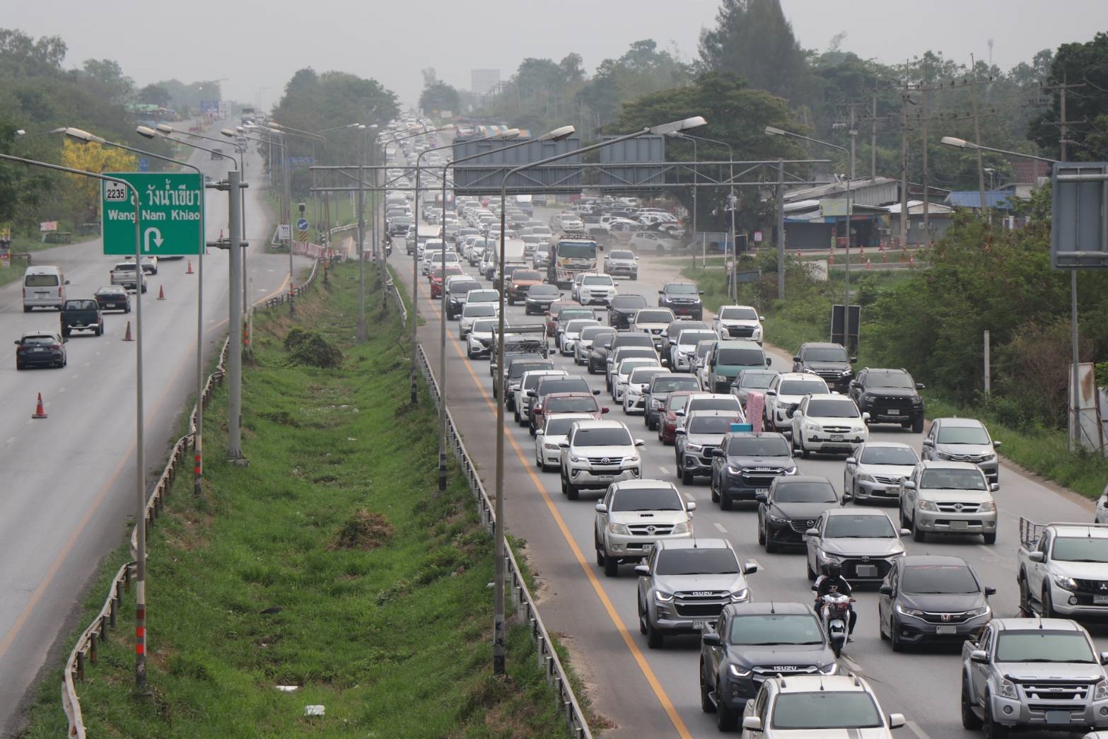 เช็กจราจรล่าสุด ถนนมิตรภาพ ติดหนึบ ต้องเปิดช่องทางพิเศษระบายรถ