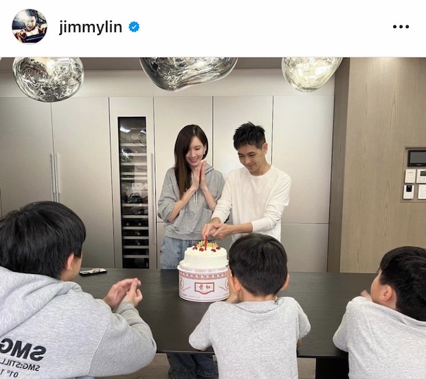 แฟนๆ ยินดี!! ‘หลินจื้ออิง’ ตัดเค้กวันเกิดได้เอง 2 เดือนครึ่งหลังรถชนที่กั้นถนน แฟนๆ ยินดี!! ‘หลินจื้ออิง’ ตัดเค้กวันเกิดได้เอง 2 เดือนครึ่งหลังรถชนที่กั้นถนน