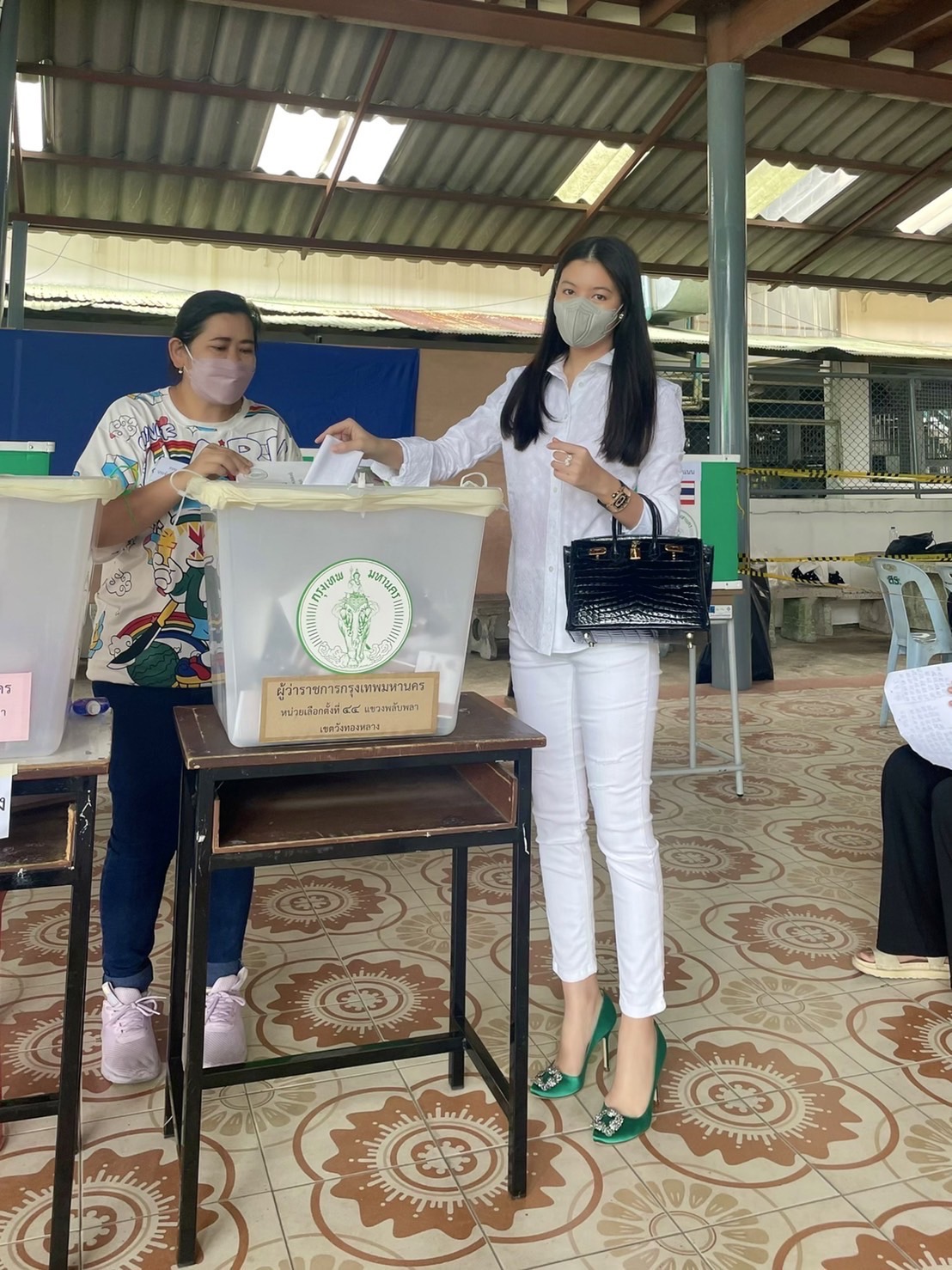 คริส - สิงโต นำทีมเหล่าคนดัง ใช้สิทธิเลือกผู้ว่า กทม. 