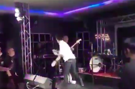 บุกต่อย เอ๊ะ จิรากร ขณะร้องเพลงโชว์