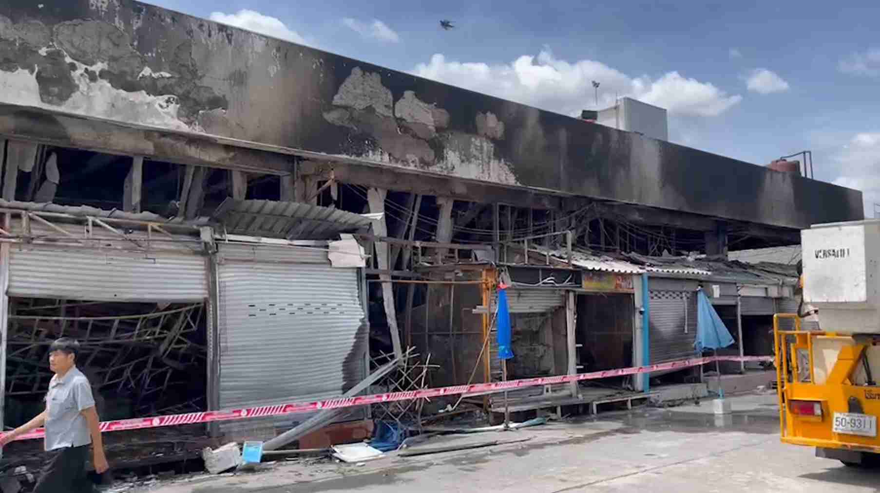 คืบหน้าไฟไหม้ตลาดจตุจักร ตั้งกองอำนวยการช่วยเหลือ ปาฏิหาริย์พบไก่รอดชีวิต!