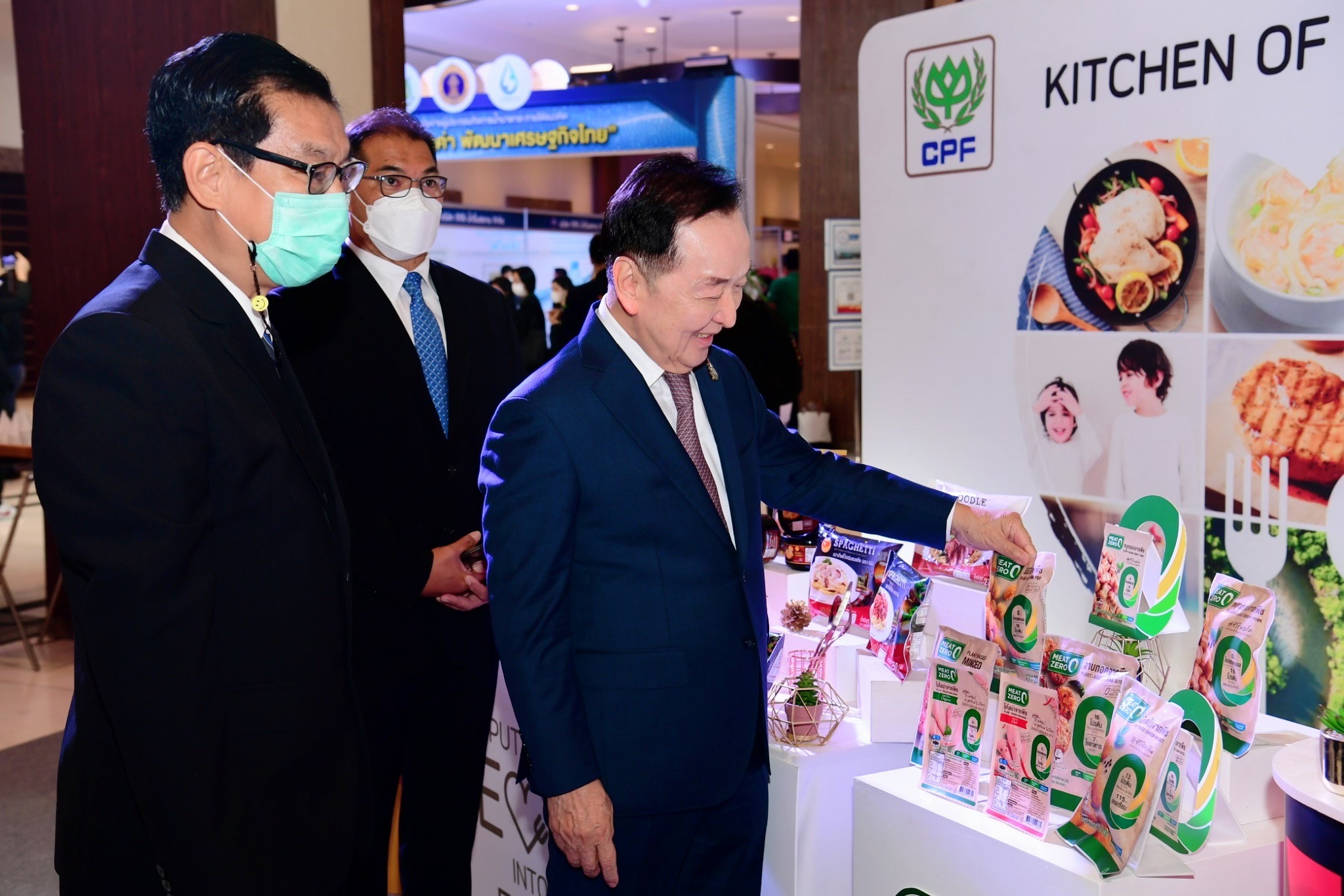 รองนายกฯ ประวิตร ชมนวัตกรรมอาหารและการบริหารจัดการน้ำ CPF