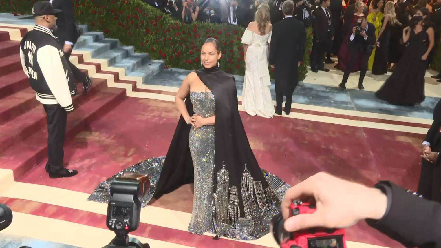 เหล่าคนดังเฉิดฉายในชุดสุดอลังในช่วงแรกของการจัดงาน Met Gala ปี 2022 เหล่าคนดังเฉิดฉายในชุดสุดอลังในช่วงแรกของการจัดงาน Met Gala ปี 2022