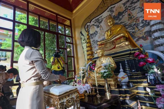 สักการะสิ่งศักดิ์สิทธิ์ก่อนเข้าทำงานวันแรก สักการะสิ่งศักดิ์สิทธิ์ก่อนเข้าทำงานวันแรก