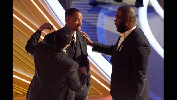 ทำไมยังขำออก?!! ชาวเน็ตแชร์ภาพภรรยา ‘วิส สมิธ’ หัวเราะหลังช็อตตบประวัติศาสตร์ (มีคลิป) ทำไมยังขำออก?!! ชาวเน็ตแชร์ภาพภรรยา ‘วิส สมิธ’ หัวเราะหลังช็อตตบประวัติศาสตร์ (มีคลิป)