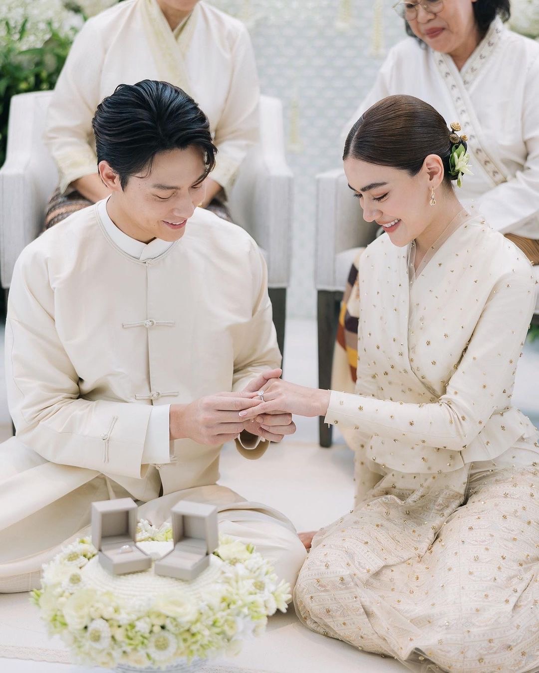 เปิดโมเมนต์พิธีหมั้นสุดอบอุ่น ว่าที่บ่าวสาว หมาก-คิม 