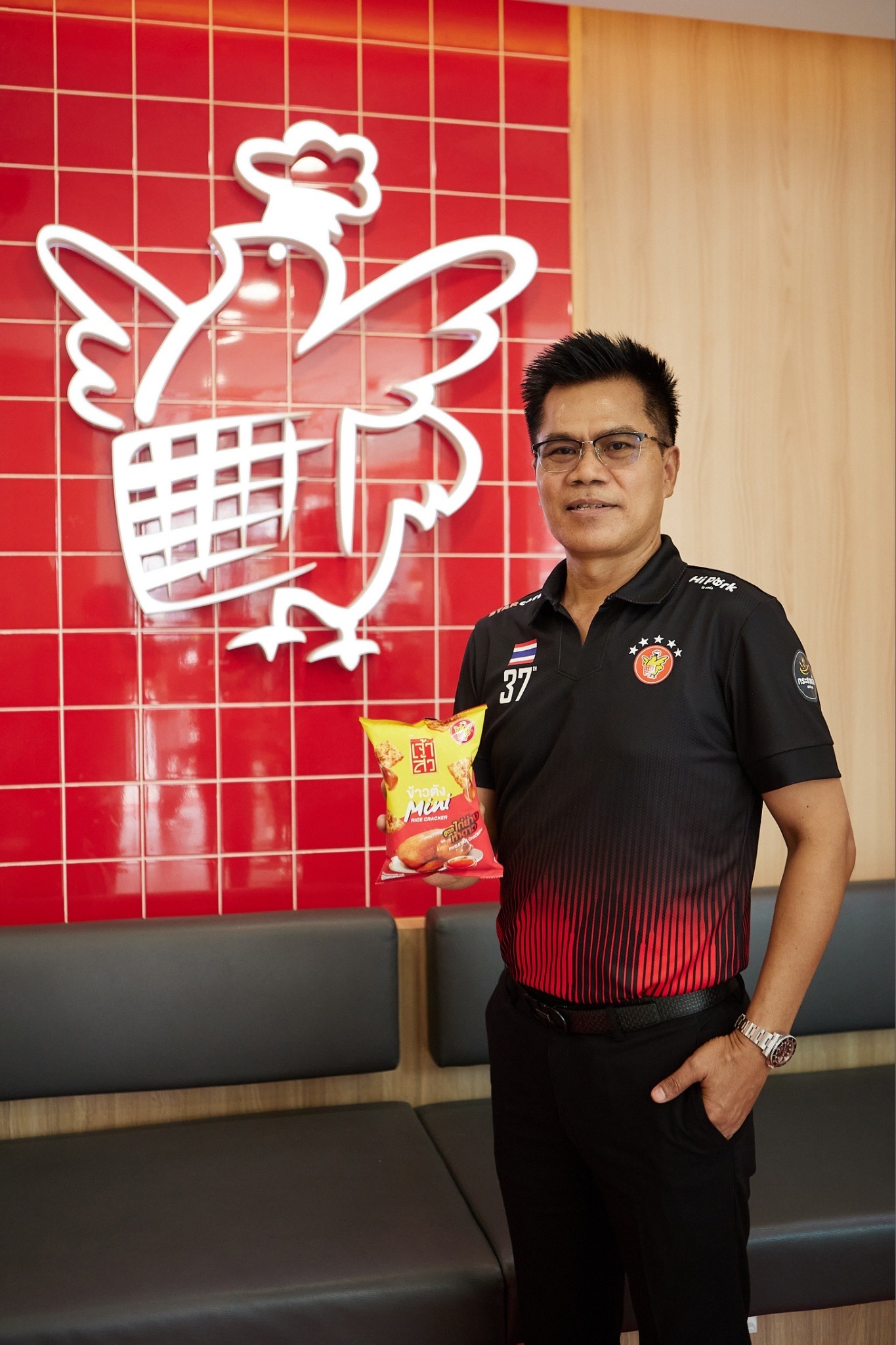 'ห้าดาว x เจ้าสัว' เปิดตัวสแน็ก เจ้าสัว ข้าวตังมินิไก่หยอง สูตรไก่ย่างห้าดาว 'ห้าดาว x เจ้าสัว' เปิดตัวสแน็ก เจ้าสัว ข้าวตังมินิไก่หยอง สูตรไก่ย่างห้าดาว