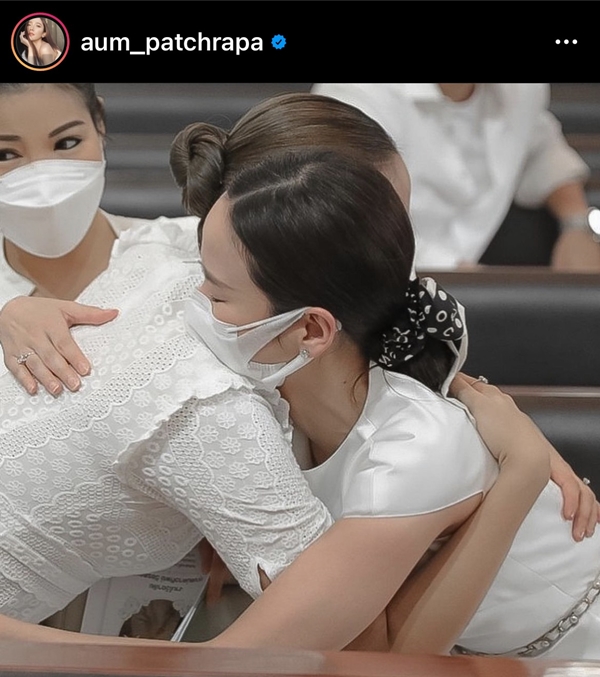 อั้ม พัชราภา โพสต์ภาพกอดให้กำลังใจ ปุ๊กลุก บอก จะอยู่เคียงข้างตลอดไป