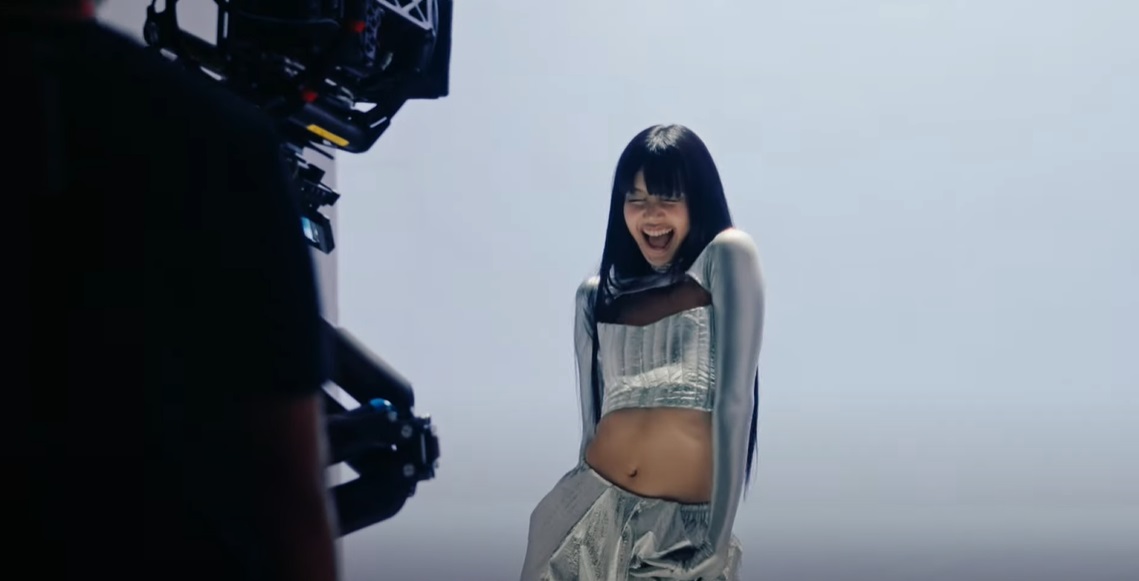 เปิดคลิปเบื้องหลัง ก่อนจะเป็น MV เพลง ROCKSTAR ของ “ลิซ่า” BLACKPINK เปิดคลิปเบื้องหลัง ก่อนจะเป็น MV เพลง ROCKSTAR ของ “ลิซ่า” BLACKPINK