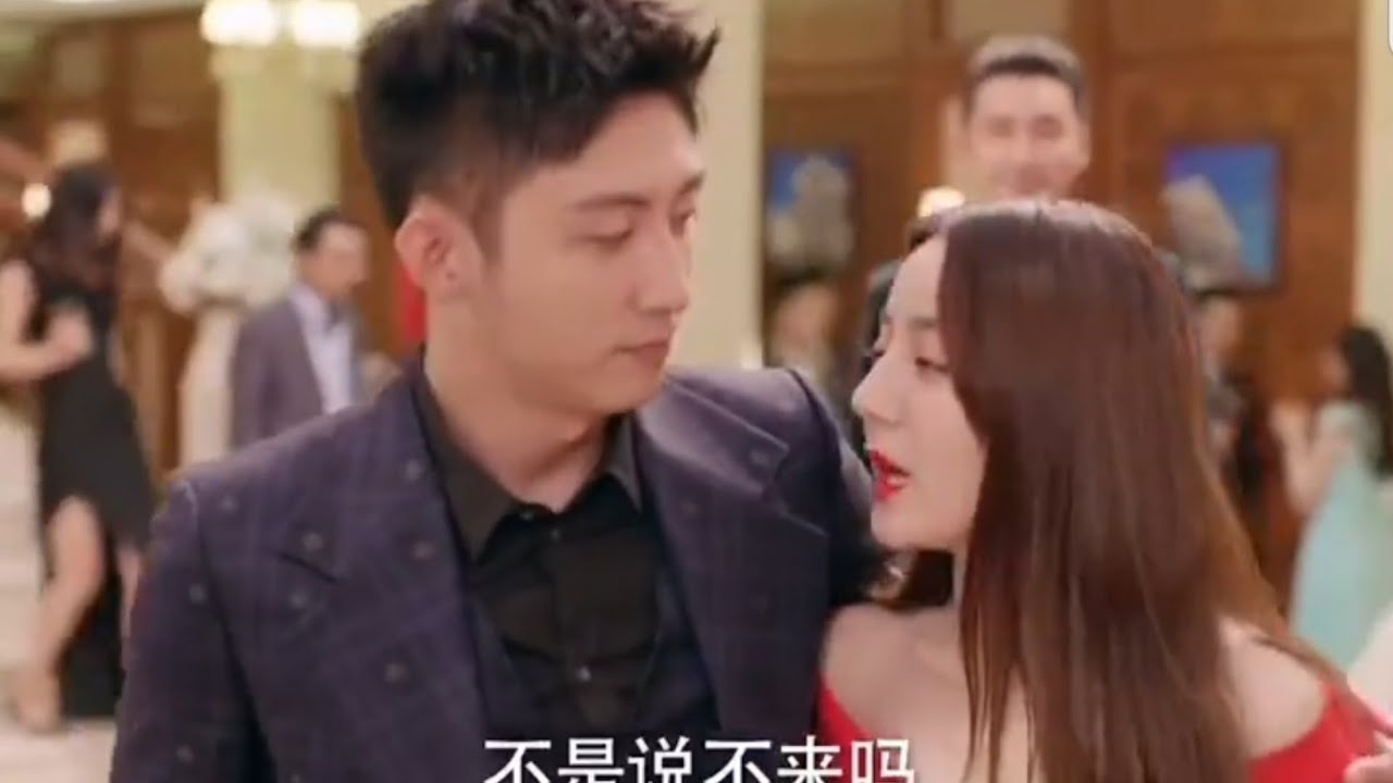 “ตี๋ลี่เร่อปา” ยังใส่เสื้อเปลือยหลัง แม้ถูกแฟนคลับแอบลูบหลังที่สนามบิน  