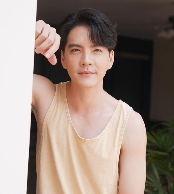 นิว วงศกร รับบทช่างตัดผม ให้คุณแม่ ในยุคโควิด-19 นิว วงศกร รับบทช่างตัดผม ให้คุณแม่ ในยุคโควิด-19