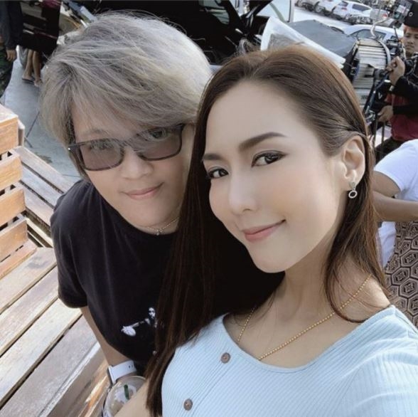 ส่งมอบตัว อาบี อดีตผู้จัดการ ให้อัยการ คดีหมิ่นประมาท จั๊กจั่น