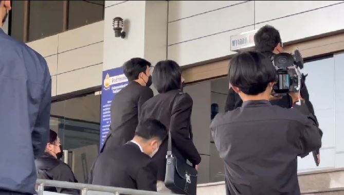บิว จักรพันธ์ พร้อมทนายเข้าพบศาล นำหลักฐานยื่นฟ้องคู่กรณี 