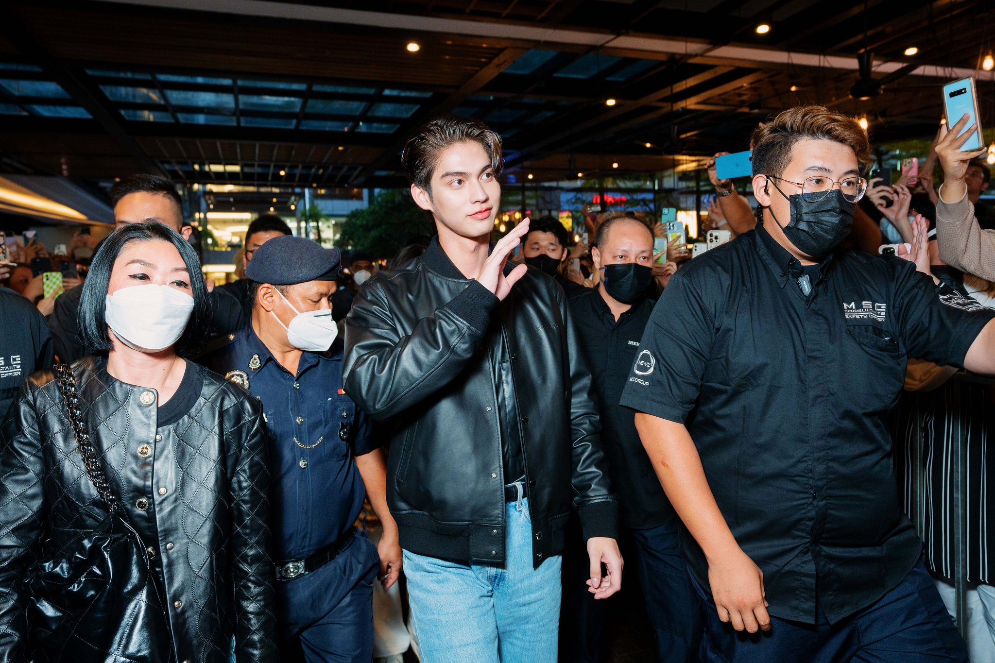 หล่อห้างแตก!! ‘ไบร์ท วชิรวิชญ์’ ลัดฟ้าเสิร์ฟฟินสบตาแฟนๆ ที่มาเลเซีย หล่อห้างแตก!! ‘ไบร์ท วชิรวิชญ์’ ลัดฟ้าเสิร์ฟฟินสบตาแฟนๆ ที่มาเลเซีย