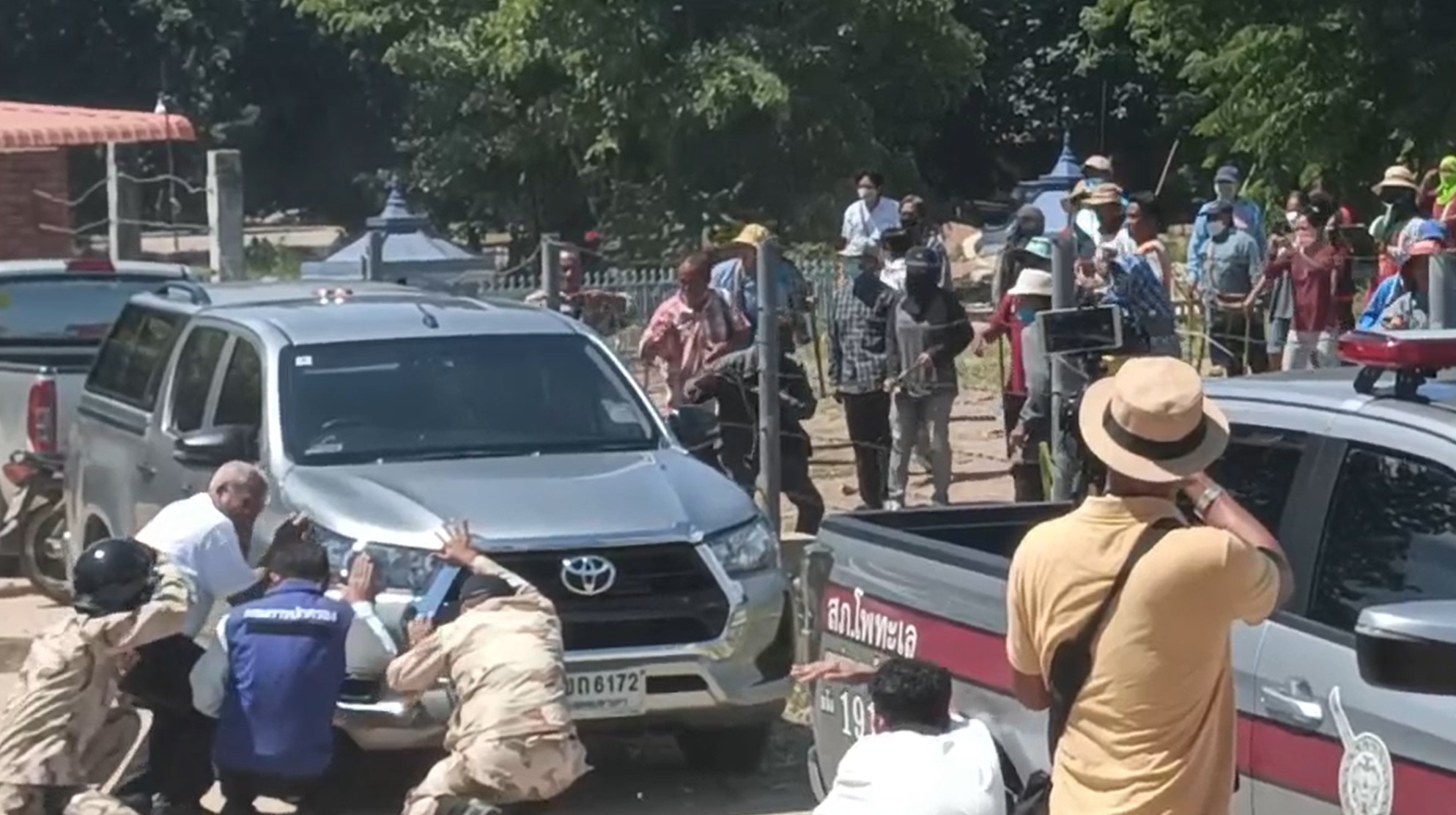 วัดบางคลานวุ่น! เจ้าหน้าที่ปฏิบัติการทวงคืนวัด ชาวบ้านลุกฮือขัดขวาง