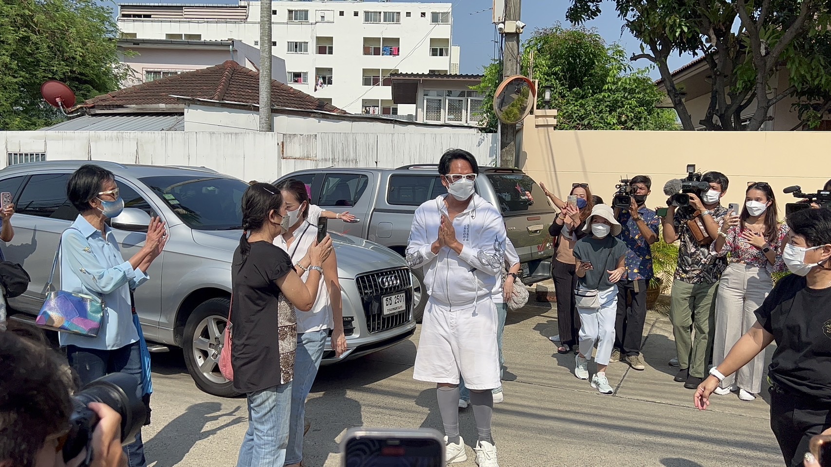 เลือกตั้ง 2566 เบิร์ด ธงไชย เข้าคูหา ชวนคนรุ่นใหม่ไปใช้สิทธิเลือกตั้ง