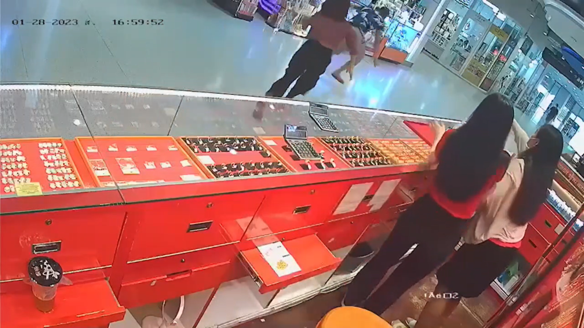 คนร้ายชิงทอง ห้างดังย่านปากเกร็ด ถูกตำรวจสอบสวนกลาง CIB รวบทันควัน คนร้ายชิงทอง ห้างดังย่านปากเกร็ด ถูกตำรวจสอบสวนกลาง CIB รวบทันควัน