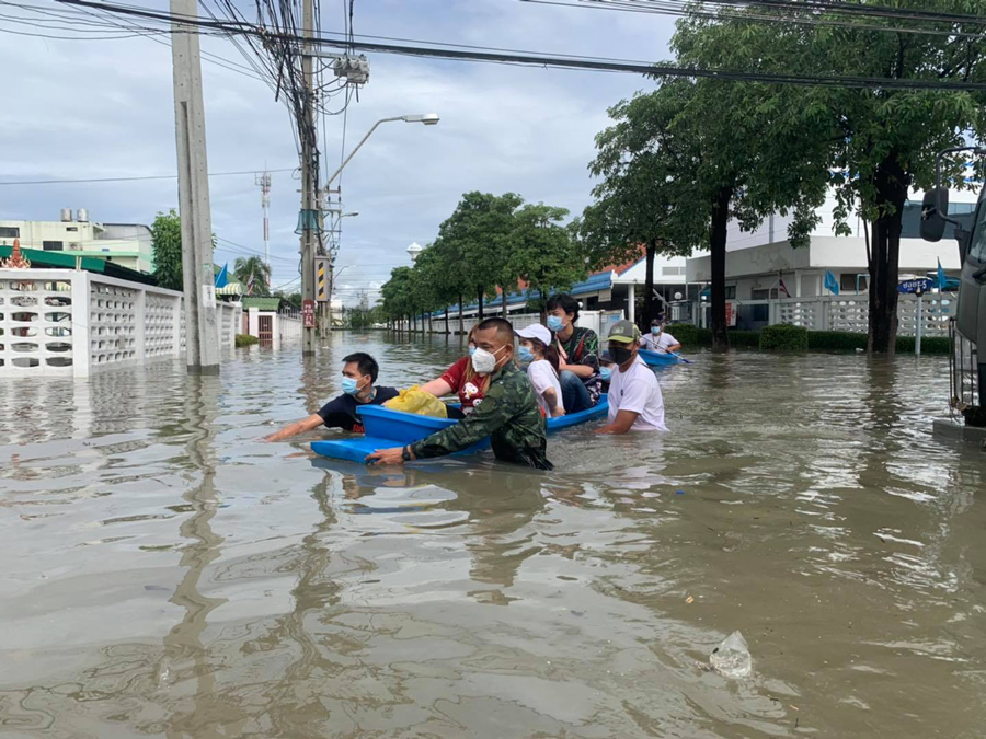 เปิดภาพ นิคมฯบางปู น้ำท่วมสูง จนท.เข้าช่วยรับ-ส่งปชช. เปิดภาพ นิคมฯบางปู น้ำท่วมสูง จนท.เข้าช่วยรับ-ส่งปชช.
