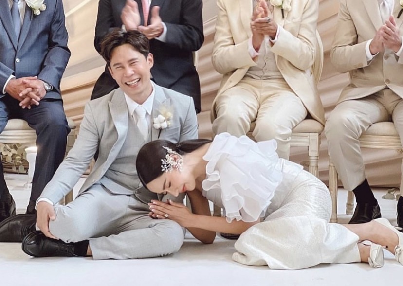 บรรยากาศสุดชื่นมื่น ปุยฝ้าย ควง ตาม เข้าพิธีหมั้น ครอบครัว-เพื่อนแห่ยินดี