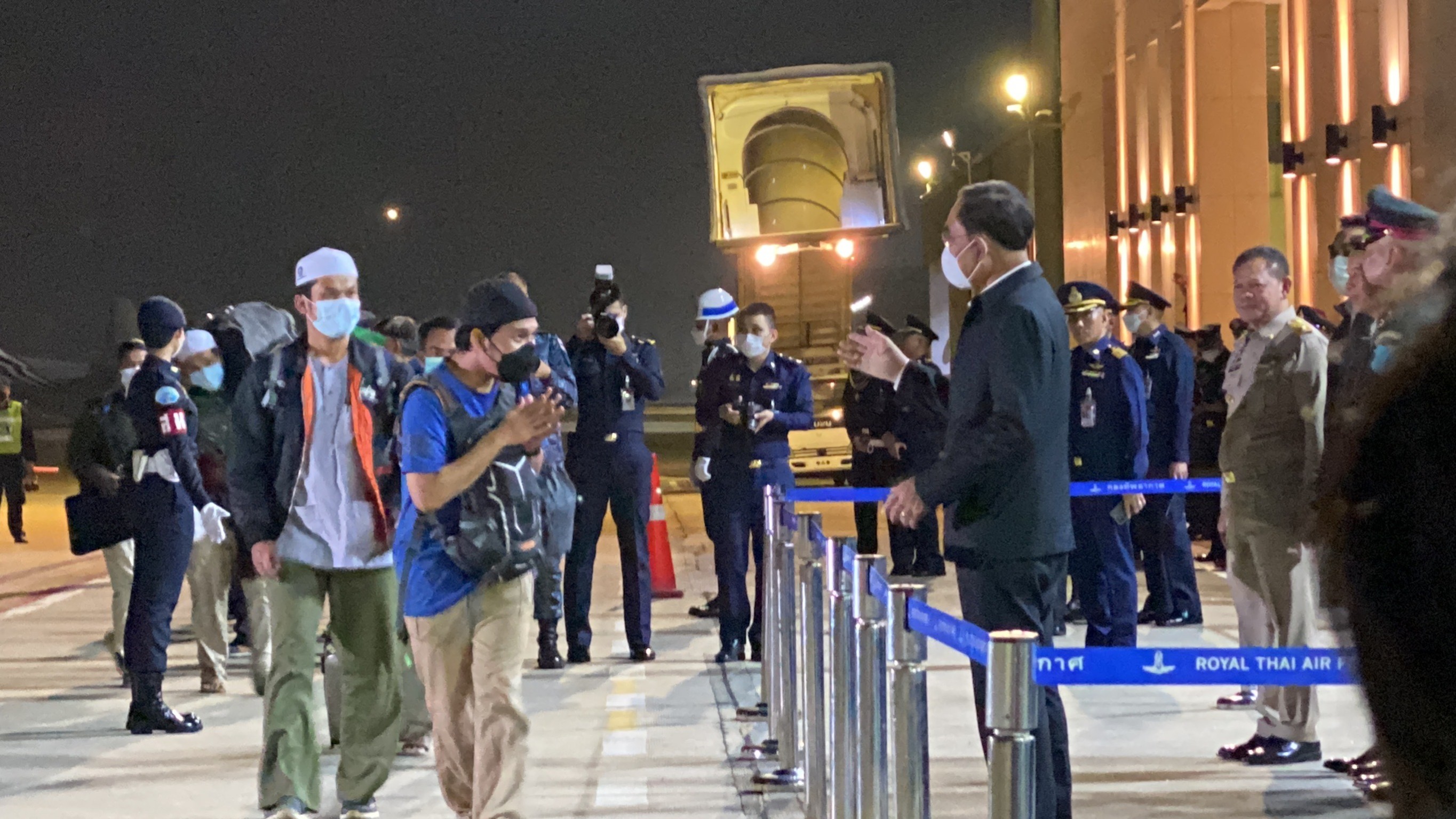 ​ประมวลภาพ นายกฯ รับ คนไทยในซูดาน ชุดแรก 