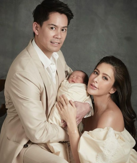 เปิดภาพ ศรีริต้า เจนเซ่น อุ้มลูกชายถ่ายภาพครอบครัว