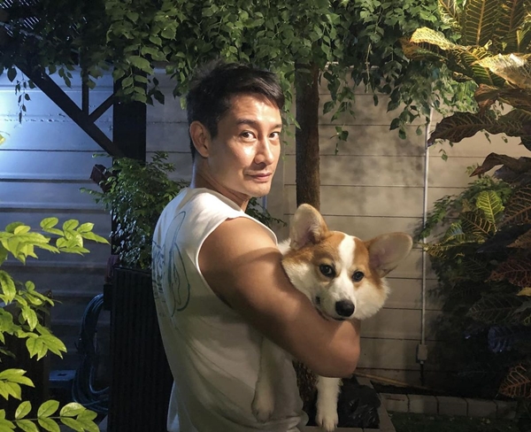 ป้อง ณวัฒน์ ผ่าตัดหัวเข่า พักฟื้นนานเป็นเดือน ป้อง ณวัฒน์ ผ่าตัดหัวเข่า พักฟื้นนานเป็นเดือน