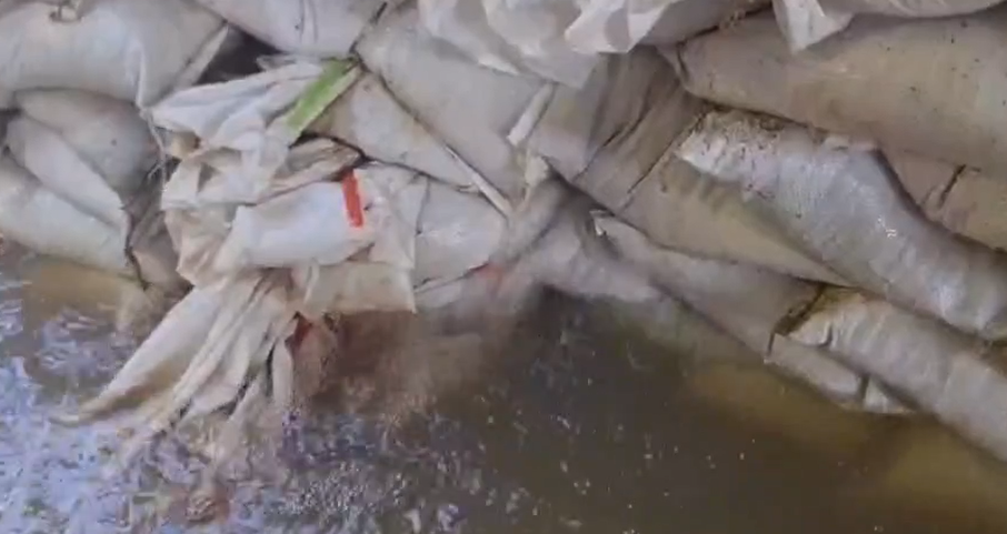 น้ำท่วมนนทบุรี วันนี้ระดับน้ำขึ้นสูง ทะลุกระสอบทราย 9 ชั้น!