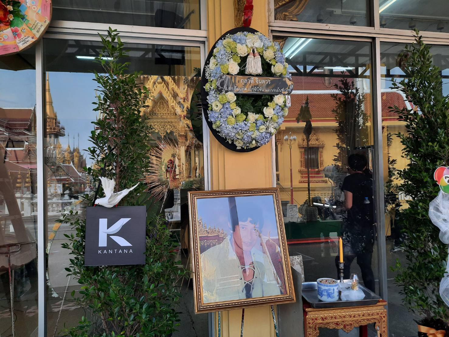 บรรยากาศพิธีรดน้ำศพ ไพโรจน์ ใจสิงห์ ครอบครัวและคนบันเทิงร่วมอาลัยคับคั่ง บรรยากาศพิธีรดน้ำศพ ไพโรจน์ ใจสิงห์ ครอบครัวและคนบันเทิงร่วมอาลัยคับคั่ง