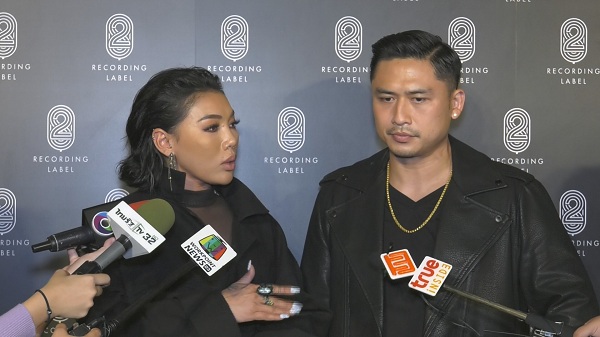 แฮปปี้แฟนสายฝ.“ดา เอ็นโดรฟิน” ควงเปิดค่ายเพลง (มีคลิป) แฮปปี้แฟนสายฝ.“ดา เอ็นโดรฟิน” ควงเปิดค่ายเพลง (มีคลิป)