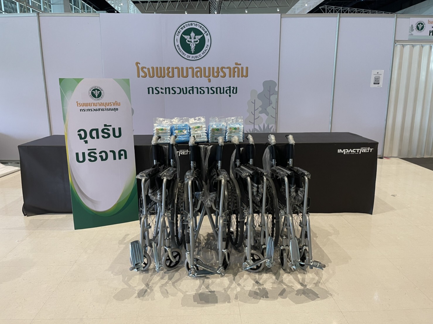 'แนนแนน & พลอย' และคณะนำวีลแชร์สมทบ รพ.บุษราคัม ช่วยผู้ป่วยโควิด