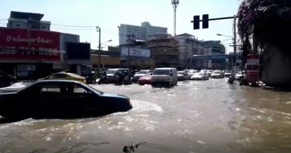 แยกพระราม 5 สาหัส! น้ำท่วมสูงรถผ่านไม่ได้ จนท.ปิดจราจรชั่วคราว