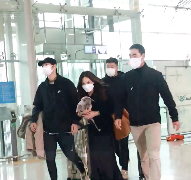 ดูแลใกล้ชิด!! 'ซงจุงกิ' ควง 'เคที่ ลูอีซ ซอนเดอร์ส' ลัดฟ้าถ่ายหนังใหม่ที่ฮังการี